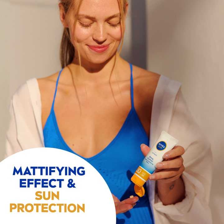 NIVEA Sun UV Face Shine Control Cream 50 ml matterende solcreme til ansigtet der påføres af en kvinde