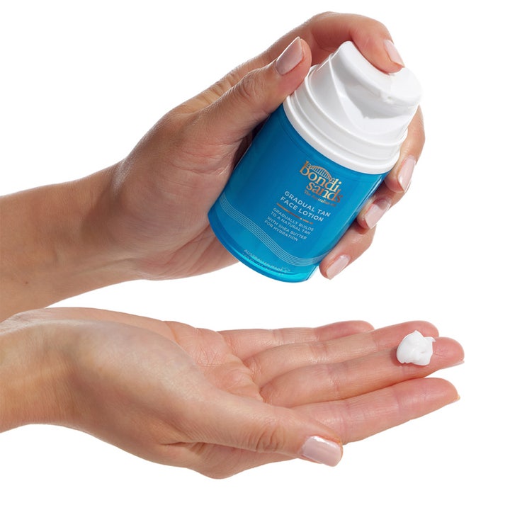 Bondi Sands Gradual Tan Face Lotion 50 ml fugtgivende selvbruner i blå pumpeflaske der doserer hvid creme på hånden
