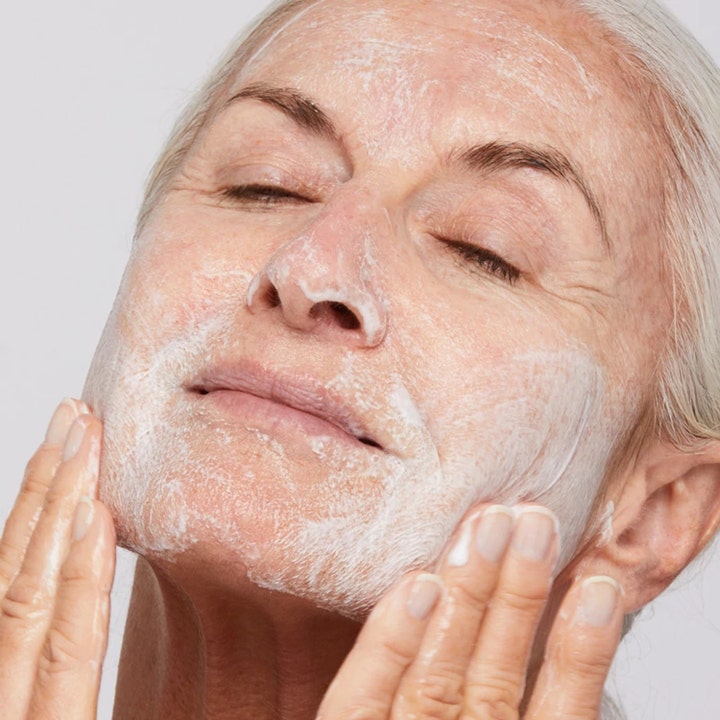 Dermalogica AGE smart Skin Resurfacing Cleanser 150 ml eksfolierende ansigtsrens til moden hud masseres ind i ansigtet