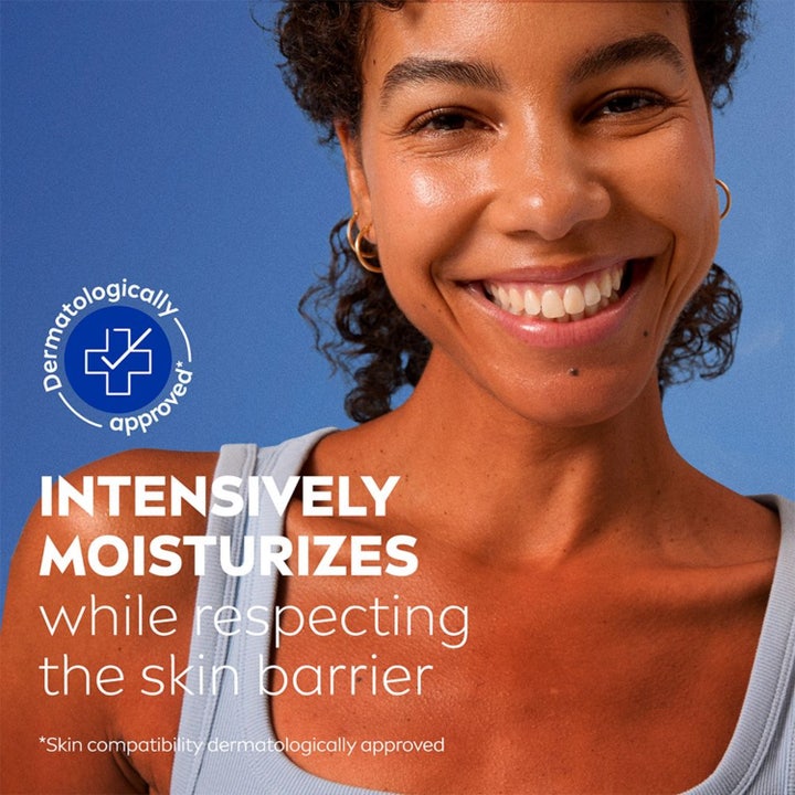 NIVEA Refreshing Toner 200 ml opfriskende ansigtsvand fjerner rester vist med smilende kvinde og vatrondel