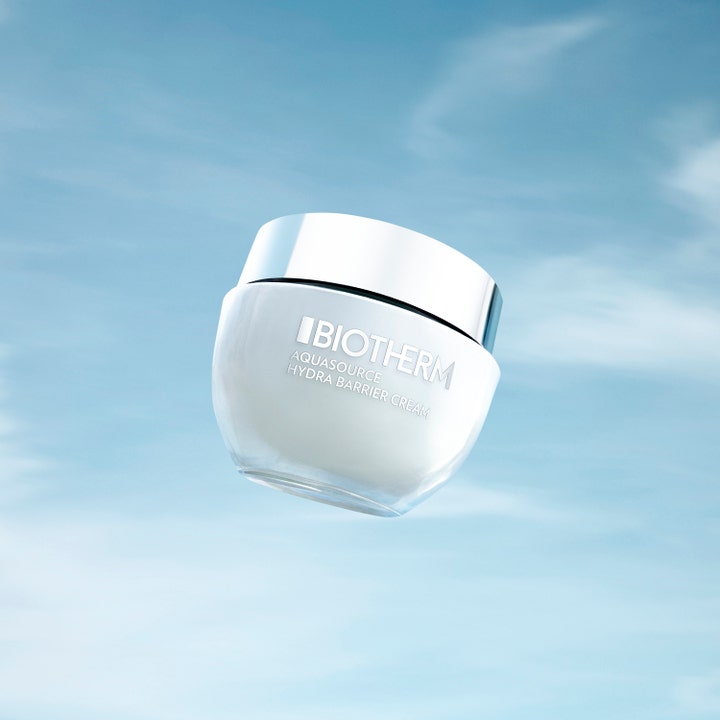 Biotherm Aquasource Hydra Barrier Cream 50 ml fugtgivende dagcreme i hvid krukke med sølvlåg mod en blå himmel