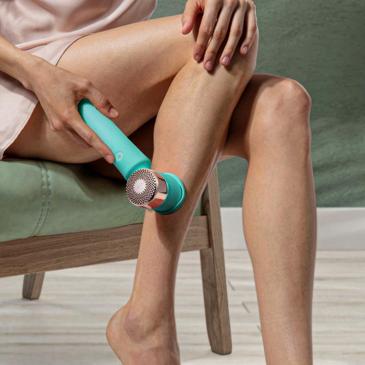 FOREO PEACH 2 Mint 1 stk IPL-enhed til hårfjerning anvendes på benet for at give et glat resultat