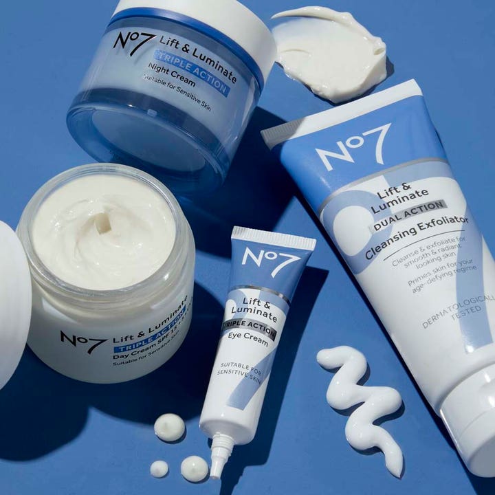 No7 Lift & Luminate Cleansing Exfoliator 100 ml ansigtsrens giver glød vist i hvid tube med cremet produkttekstur.