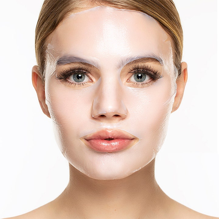 Starskin Red Carpet Ready 40 g fugtgivende sheet mask i bio-cellulose påført en kvindes ansigt.