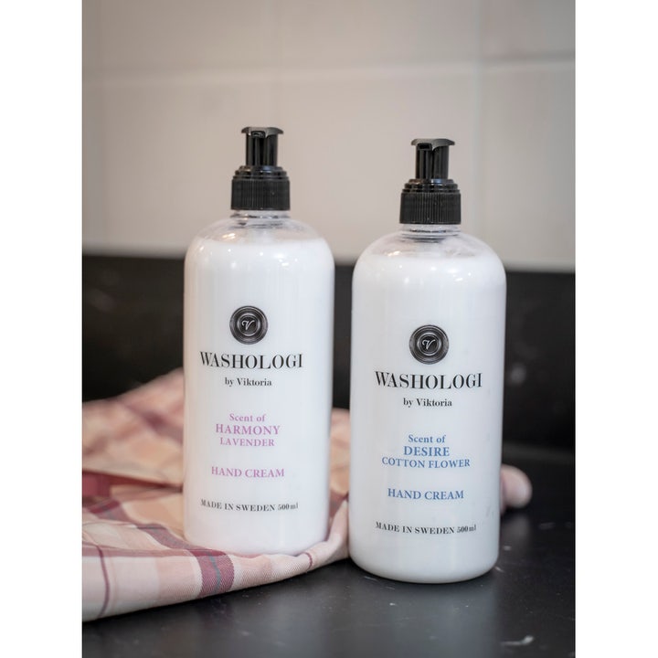 Washologi Hand Cream Scent of Harmony 300 ml plejende håndcreme i hvid pumpeflaske med sort låg