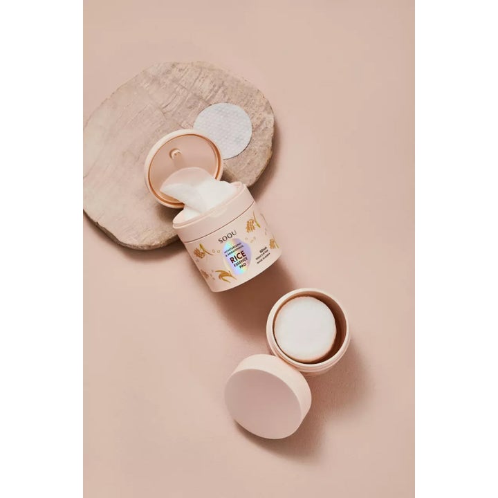 SOQU Rice Essence Pad 60 stk fugtgivende essence pads i beige krukker vist på en dekorativ stenplade.