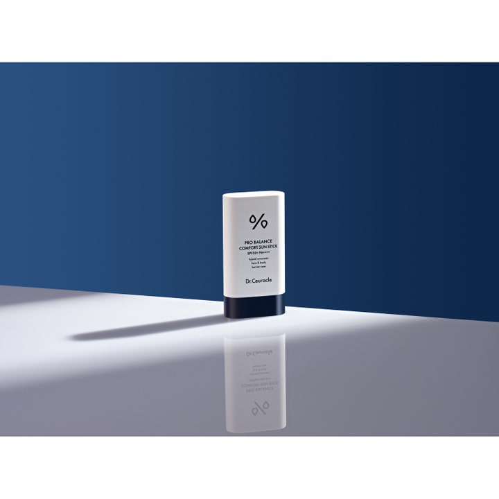 Dr. Ceuracle Pro Balance Sun Stick 18 g solcreme stift med SPF 50+ i hvid emballage på en reflekterende flade.
