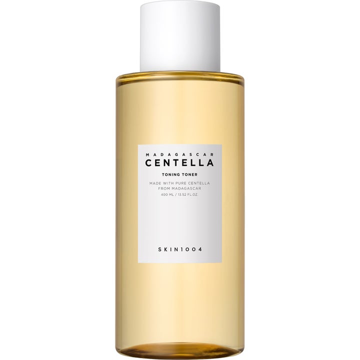 SKIN1004 Madagascar Centella Toning Toner 400 ml beroligende skintonic i klar flaske med hvidt låg og gylden væske