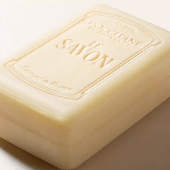 L'Occitane en Provence Extra Gentle Soap Lavender 250 g skånsom håndsæbe i cremehvid bar med præget logo