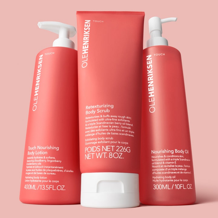 Ole Henriksen TOUCH Nourishing Body Oil 300 ml nærende kropsolie i koralrød pumpeflaske vist med matchende kropspleje