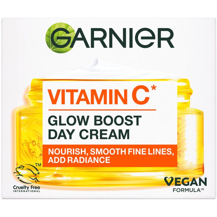 Garnier Vitamin C Glow Boost Day Cream 50 ml dagcreme giver glød i hvid emballage med gul glaskrukke