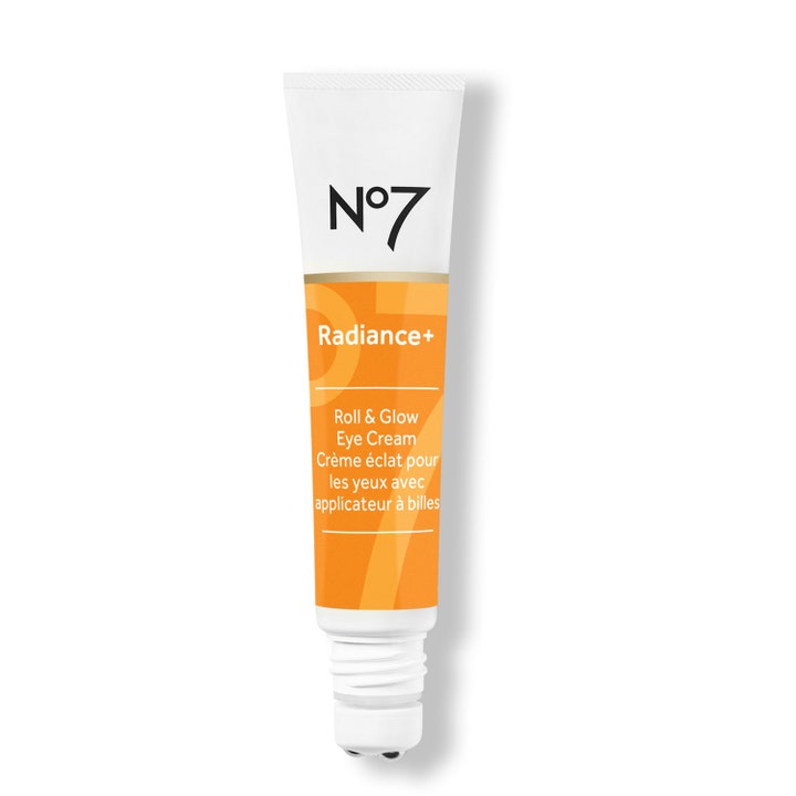 No7 Radiance+ Roll & Glow Eye Cream 15ml øjencreme giver glød i hvid og orange tube med kølende metalkugler.