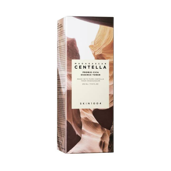 SKIN1004 Madagascar Centella Probio-Cica Essence Toner 210 ml beroligende toner i papæske med brunt klippemotiv