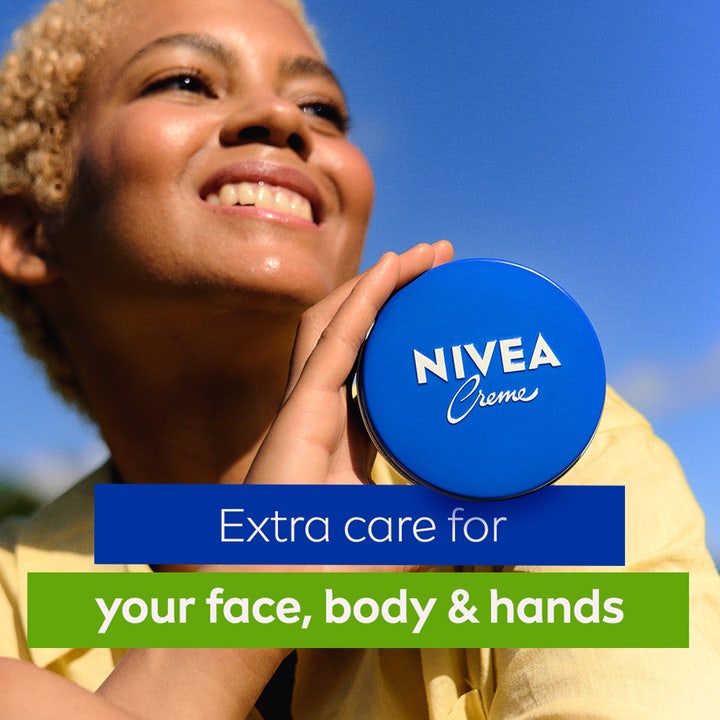 NIVEA Creme 75 ml plejende bodylotion i blå dåse holdt af smilende kvinde giver pleje til ansigt og krop