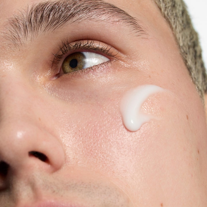 The INKEY List Hydrating Cream to Milk Cleanser 50 ml fugtgivende ansigtsrens hvid cremet tekstur på en kind