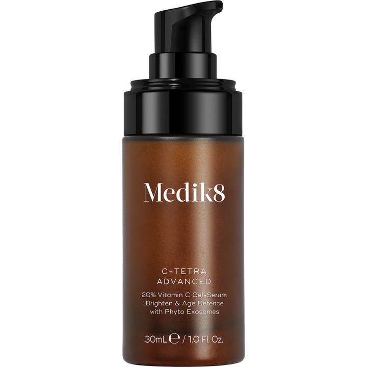 Medik8 C-Tetra Advanced 30 ml glødgivende gel-serum med C-vitamin i en mørkebrun flaske med sort pumpe.