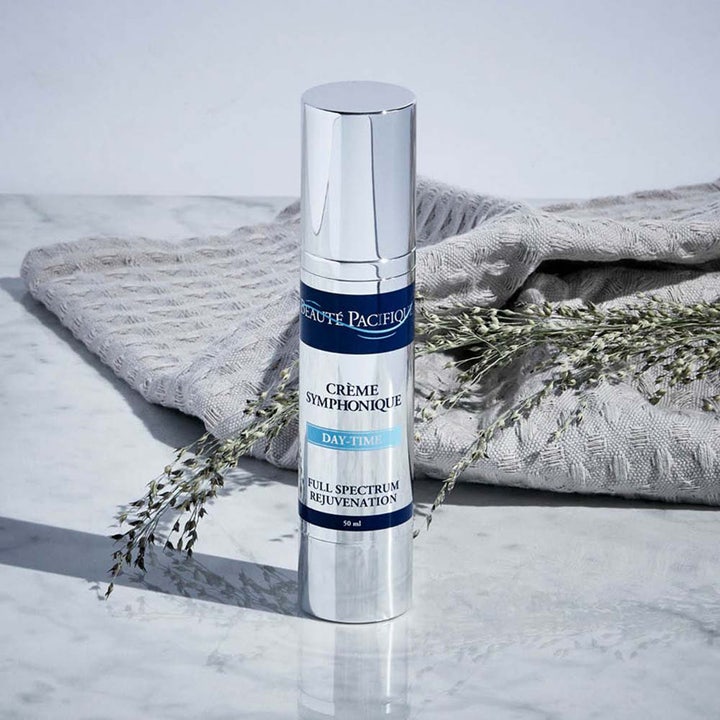 Beauté Pacifique Symphonique Day-Time 50 ml anti-age dagcreme i sølvfarvet pumpeflaske på marmoroverflade