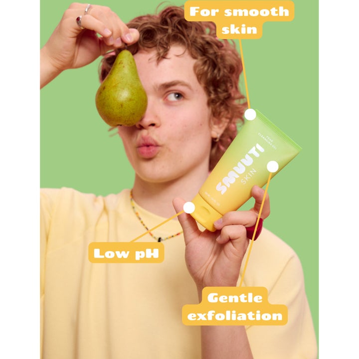 Smuuti Skin Pear Cleansing Gel 150 ml blid eksfolierende ansigtsrens i gul tube holdt af person med en pære