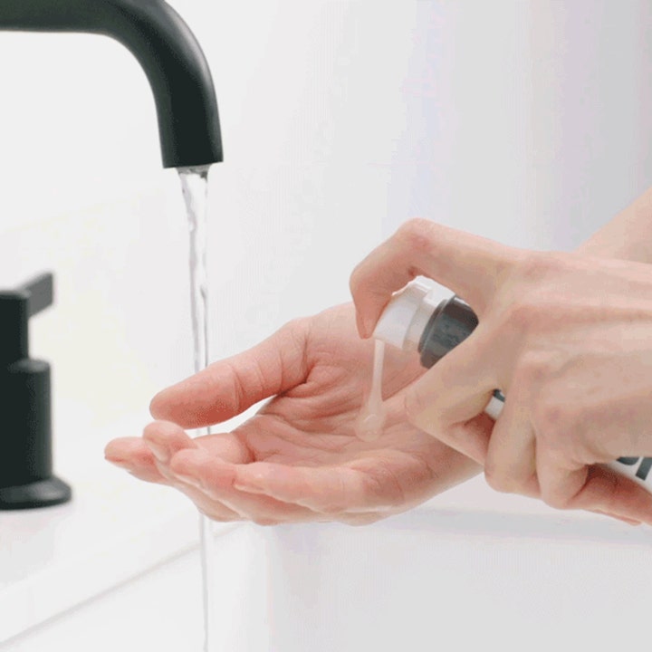 Dermalogica Daily Glycolic Cleanser 150 ml eksfolierende ansigtsrens i klar gel der pumpes ud i en hånd ved en vask.