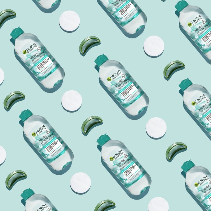 Garnier Micellar Aloe Cleansing Water 400 ml opfriskende ansigtsrens i mønster med aloe vera og hvide vatrondeller
