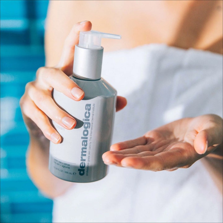 Dermalogica Body Hydrating Cream 295 ml fugtgivende bodylotion i grå pumpeflaske vist i en badesituation