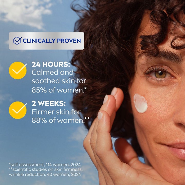 NIVEA Q10 Anti-Wrinkle Sensitive Soothing Night Cream 50 ml natcreme på kvindes kind giver klinisk dokumenteret fastere hud