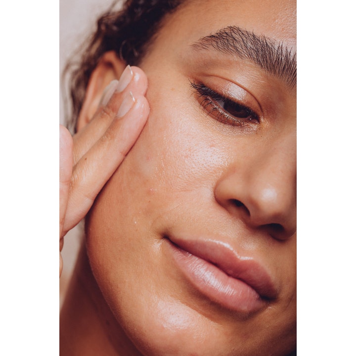 Egyptian Magic All Purpose Skin Cream 7.5 ml fugtgivende ansigtscreme giver glød vist på hud i et nærbillede