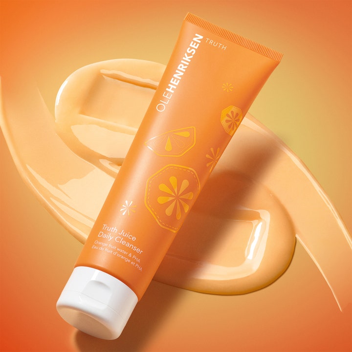 Ole Henriksen Truth Juice Daily Cleanser 147 ml ansigtsrens i orange tube vist med en fyldig geltekstur.