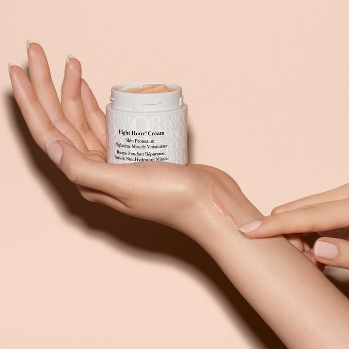 Elizabeth Arden Eight Hour Cream Nighttime Miracle Moisturizer 50 ml i krukke på hånd med ferskenfarvet tekstur