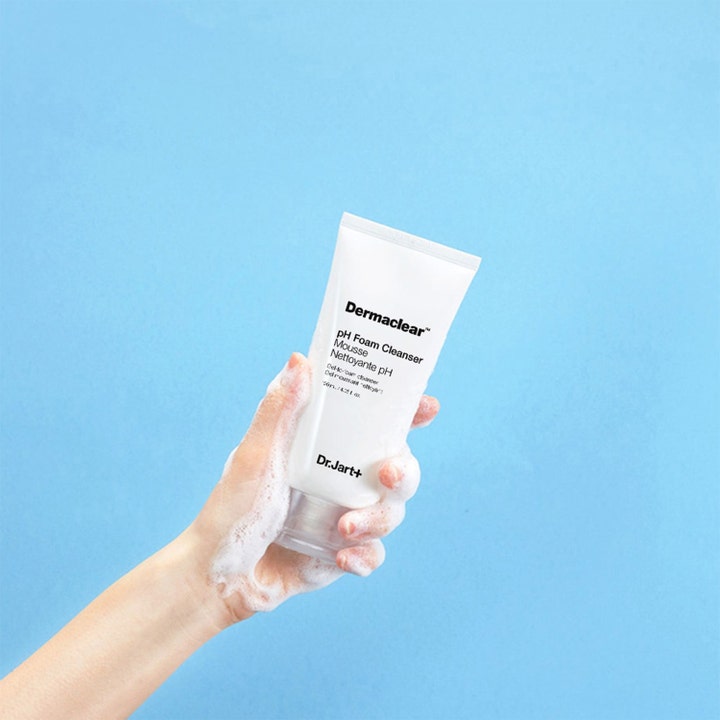 Dr.Jart+ Dermaclear pH Foam Cleanser 120 ml mild ansigtsvask i hvid tube holdt af en hånd med hvidt skum