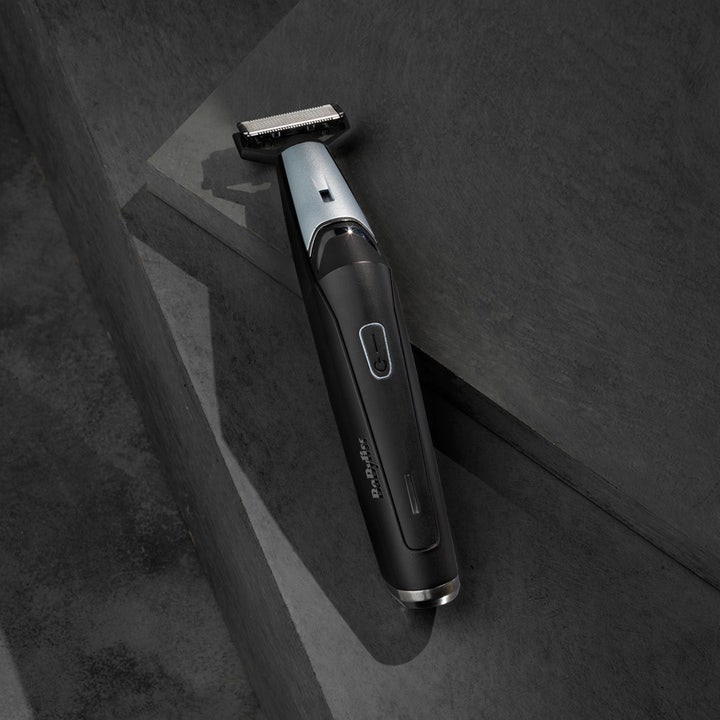 BaByliss Tripple S Beard Trimmer 1 stk skægtrimmer til præcis barbering i sort og sølv design på mørk sten.