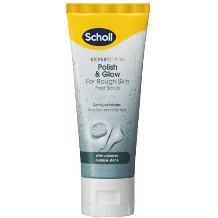 Scholl ExpertCare Polish & Glow Foot Scrub eksfolierende fodscrub mod ru hud i hvid tube med gult låg og pimpsten.
