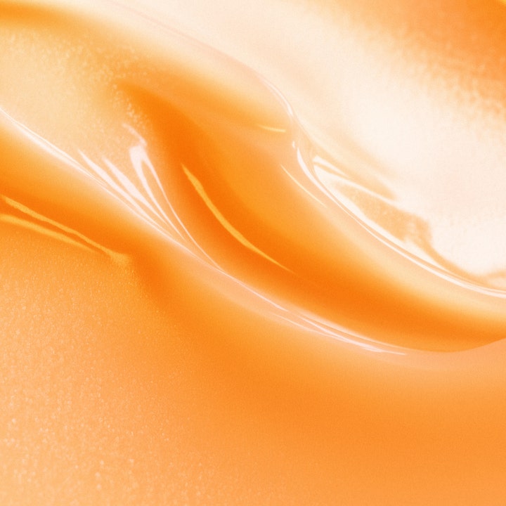 Biotherm Aquasource Vitamin Glow 50 ml dagcreme med en glat og glansfuld ferskenfarvet gel-tekstur der giver glød