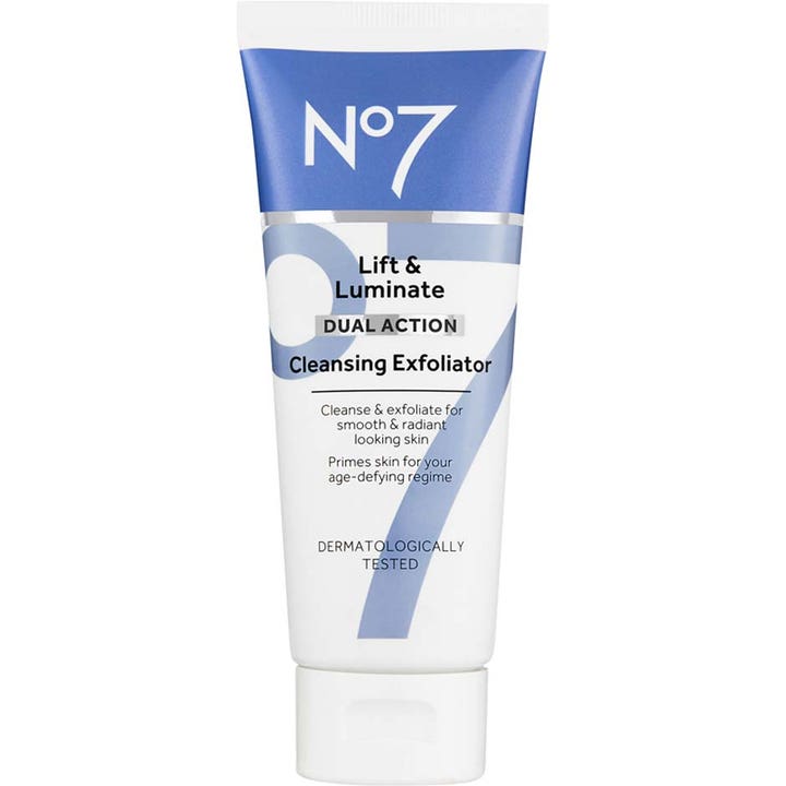 No7 Lift & Luminate Dual Action Cleansing Exfoliator skaber strålende hud i en hvid og blå tube med hvidt vippelåg