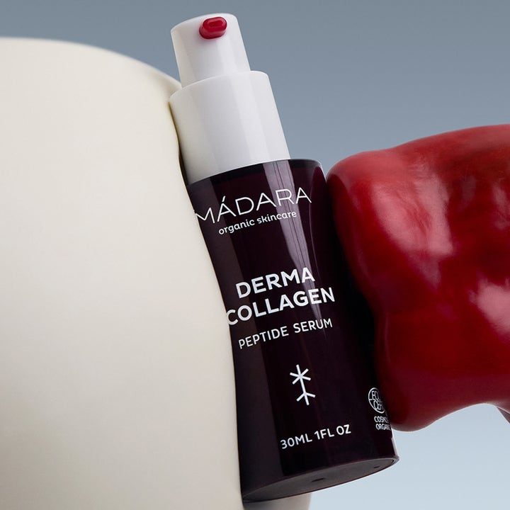 MÁDARA Derma Collagen Peptide Serum 30 ml opstrammende ansigtsserum i mørk flaske med hvid pumpe og rød detalje.