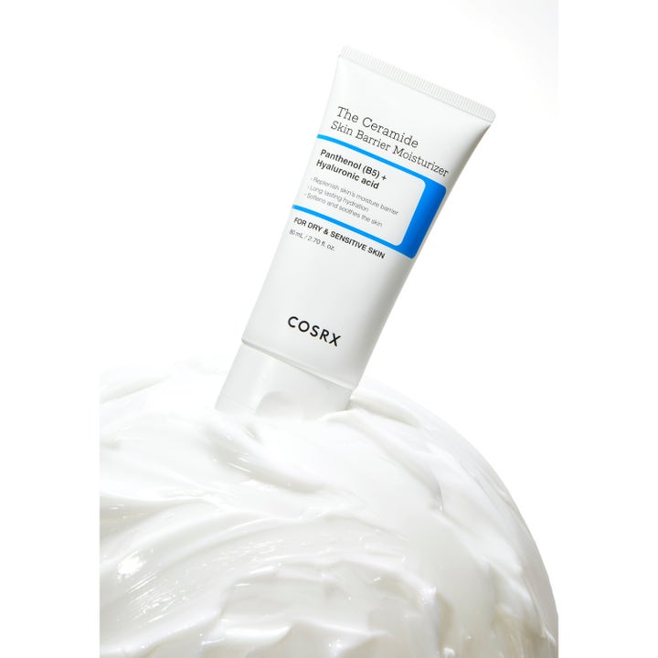 COSRX The Ceramide Skin Barrier Moisturizer 80 ml fugtgivende ansigtscreme i hvid tube i en fyldig creme-tekstur.