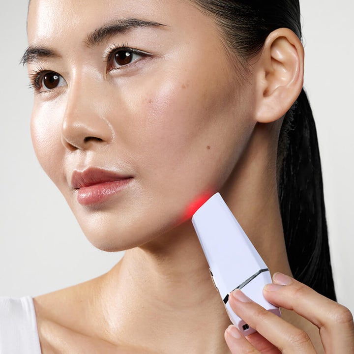 Currentbody Skin LED Blemish Pen til uren hud anvendes mod ansigtet med et målrettet rødt LED-lys.