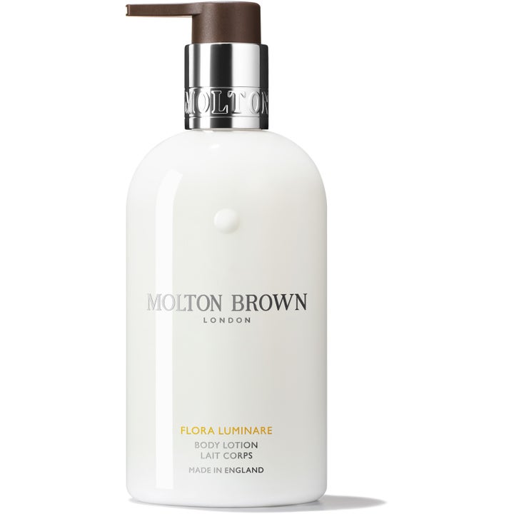Molton Brown Flora Luminare 300 ml fugtgivende bodylotion i hvid flaske med sølvfarvet pumpe og brun top