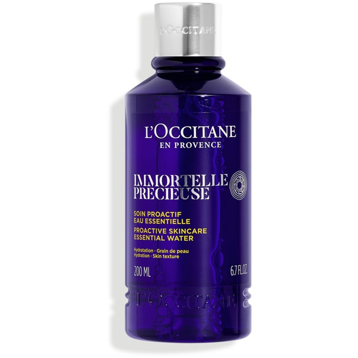 L'Occitane Immortelle Precieuse Essential Water 200 ml fugtgivende ansigtsvand i mørkelilla flaske med sølvlåg