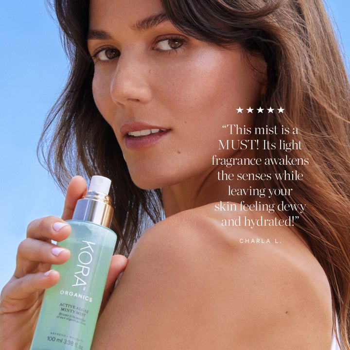KORA Organics Active Algae Minty Mist 100 ml fugtgivende ansigtsspray i grøn flaske vist med en kundeanmeldelse