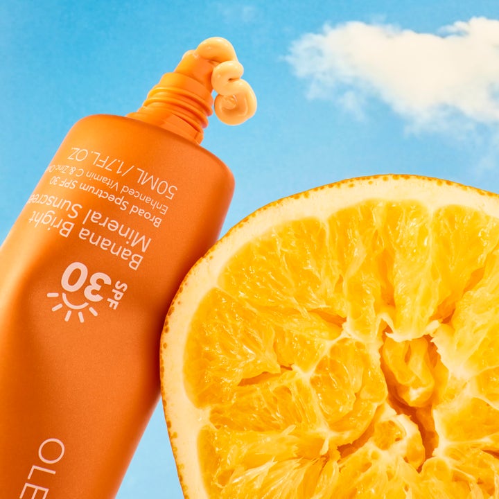 Ole Henriksen Truth Banana Bright Mineral Sunscreen 50 ml med vitamin C og SPF 30 giver glød i orange tube ved appelsin.