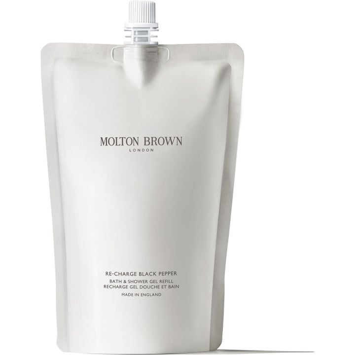 Molton Brown Re-charge Black Pepper Bath & Shower Gel Refill giver energi i hvid refillpose med hvidt skruelåg