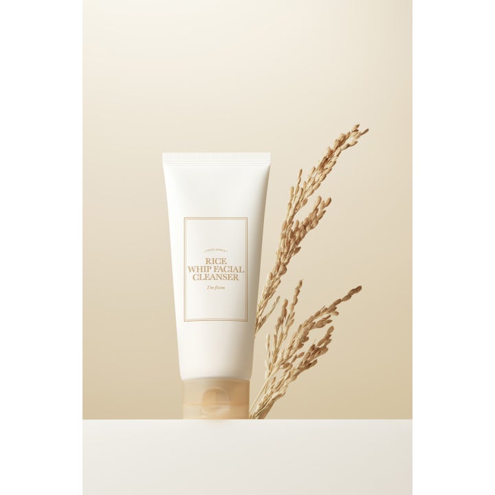 I'm from Rice Whip Facial Cleanser 30 ml fugtgivende ansigtsrens i hvid tube ved siden af tørrede risaks