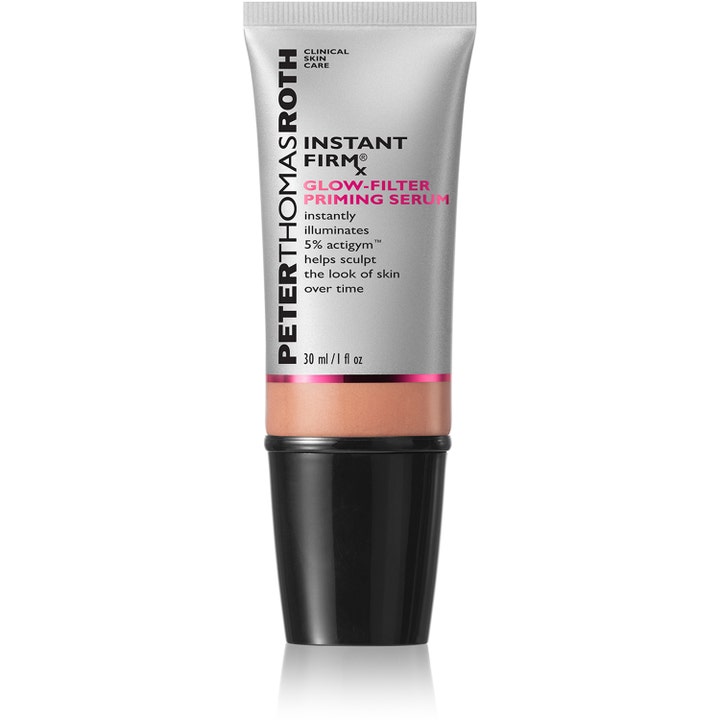 Peter Thomas Roth Instant FIRMx Glow-Filter Priming Serum 30 ml giver glød i en sølvfarvet tube med ferskenfarvet indhold.