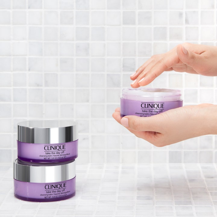 Clinique Take The Day Off Cleansing Balm 125 ml rensende balm i lilla krukke viser en blød hvid tekstur i hænder