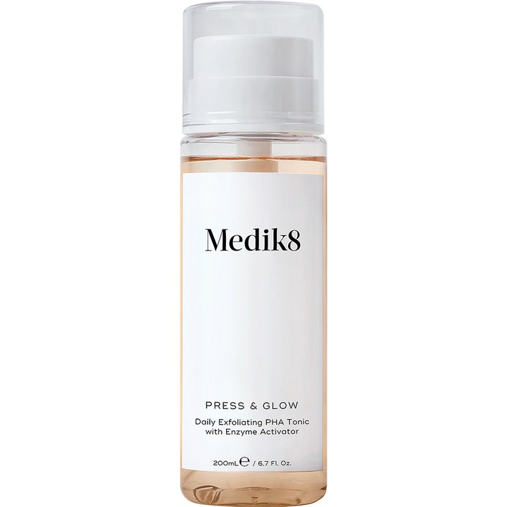 Medik8 Press & Glow 200 ml eksfolierende PHA tonic skaber glød i en gennemsigtig plastikflaske med hvid pumpe