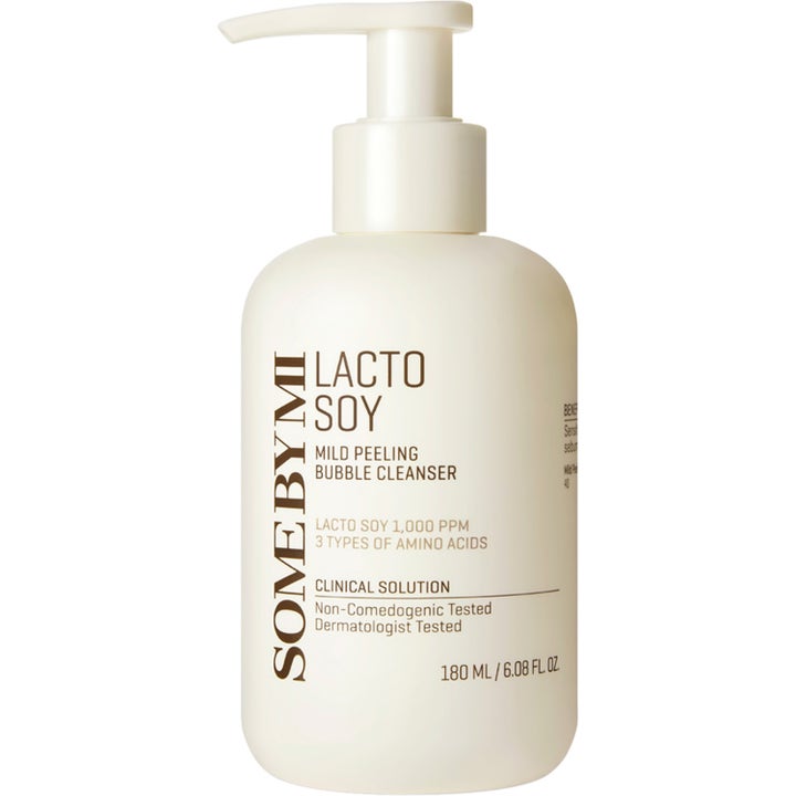 Some By Mi Lacto Soy Mild Peeling Bubble Cleanser 180 ml ansigtsrens i hvid plastflaske med pumpe