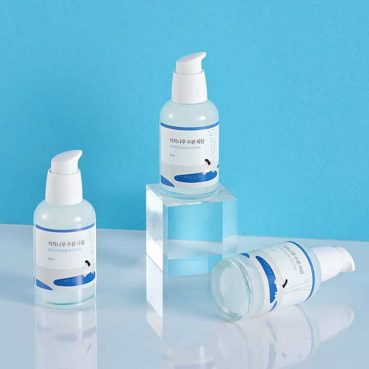 Round Lab Birch Juice Moisturizing Serum 50 ml fugtgivende serum i klare glasflasker med hvid pumpe.
