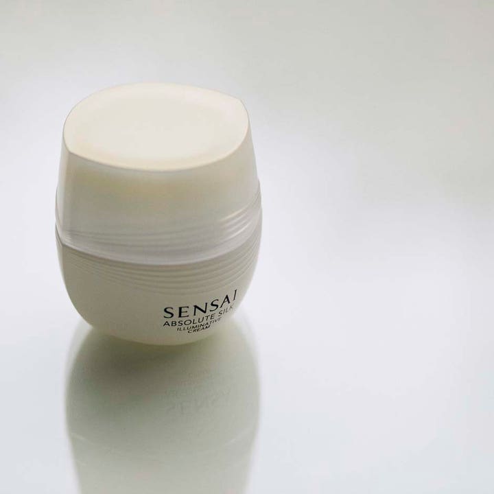 Sensai Absolute Silk Illuminative Cream 40 ml glødgivende ansigtscreme i en elegant hvid krukke med rillet design