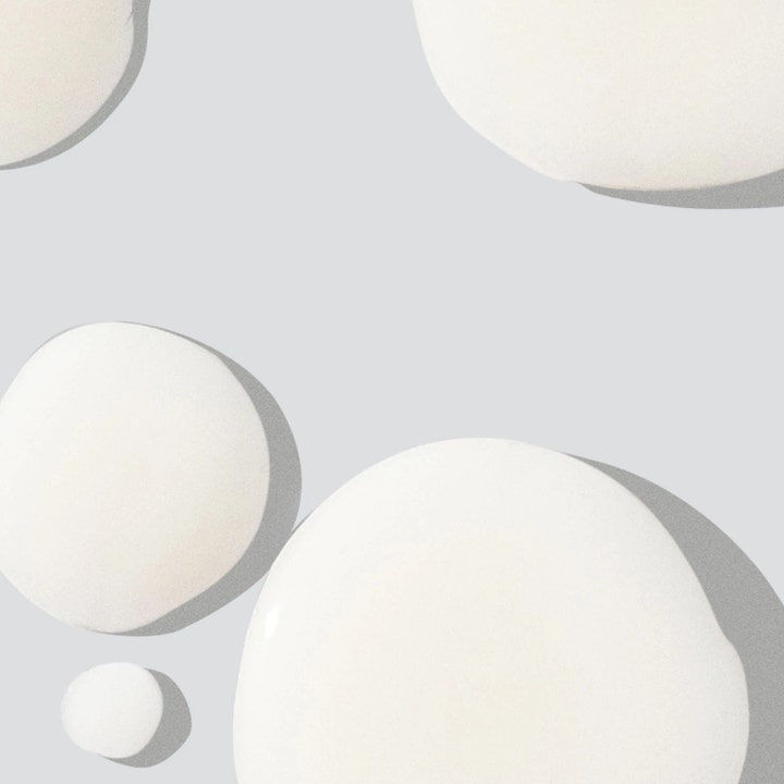 Dermalogica PowerBright Dark Spot Serum 30 ml mod mørke pletter med hvid cremet tekstur på grå baggrund